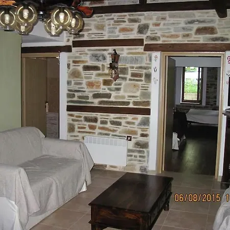 Ground Floor Stonehouse With Yard. *