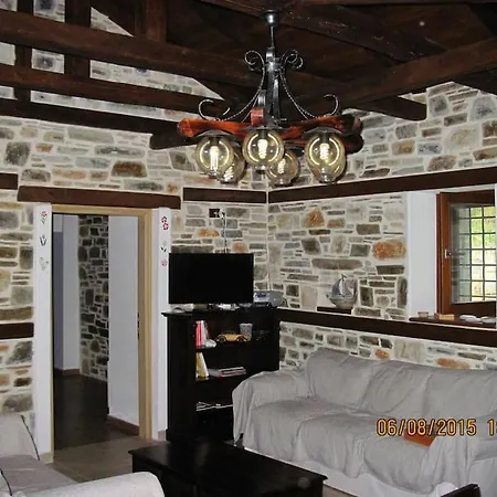 Ground Floor Stonehouse With Yard.